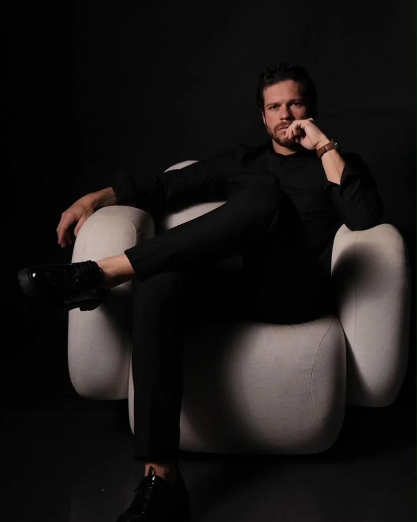 Igor Paiva, Visagista, sentado numa poltrona